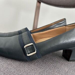 Navy pumps